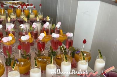 Plateau de canapés variés avec garnitures colorées, incluant crevettes, fromage, légumes, œufs de poisson et herbes.