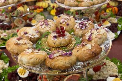Plateau de canapés variés avec garnitures colorées, incluant crevettes, fromage, légumes, œufs de poisson et herbes.