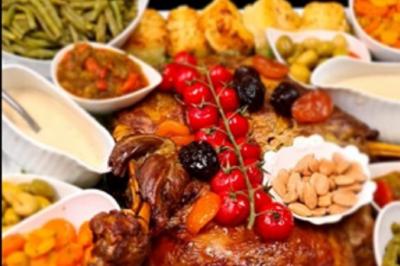 Plateau de canapés variés avec garnitures colorées, incluant crevettes, fromage, légumes, œufs de poisson et herbes.