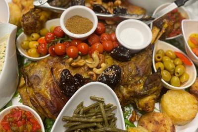 Plateau de canapés variés avec garnitures colorées, incluant crevettes, fromage, légumes, œufs de poisson et herbes.