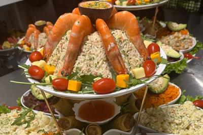 Plateau de canapés variés avec garnitures colorées, incluant crevettes, fromage, légumes, œufs de poisson et herbes.