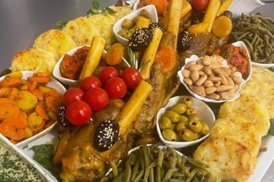 Plateau de canapés variés avec garnitures colorées, incluant crevettes, fromage, légumes, œufs de poisson et herbes.