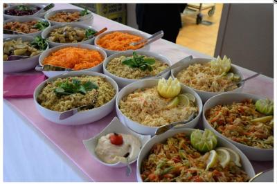 Plateau de canapés variés avec garnitures colorées, incluant crevettes, fromage, légumes, œufs de poisson et herbes.