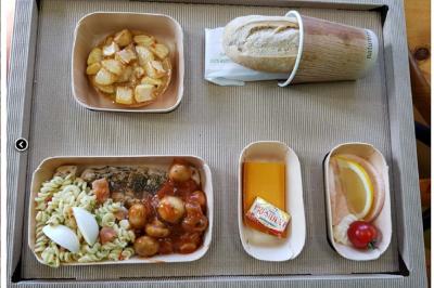 Plateau de canapés variés avec garnitures colorées, incluant crevettes, fromage, légumes, œufs de poisson et herbes.