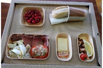 Plateau de canapés variés avec garnitures colorées, incluant crevettes, fromage, légumes, œufs de poisson et herbes.