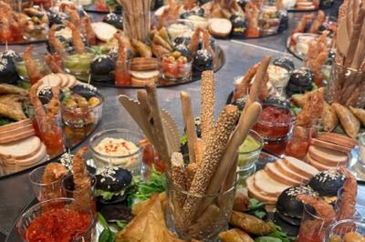 Plateau de canapés variés avec garnitures colorées, incluant crevettes, fromage, légumes, œufs de poisson et herbes.