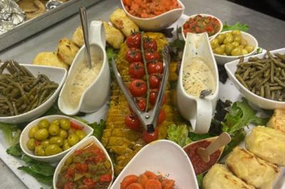 Plateau de canapés variés avec garnitures colorées, incluant crevettes, fromage, légumes, œufs de poisson et herbes.