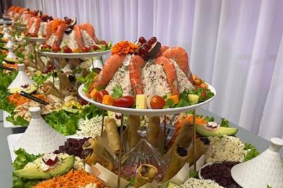 Plateau de canapés variés avec garnitures colorées, incluant crevettes, fromage, légumes, œufs de poisson et herbes.