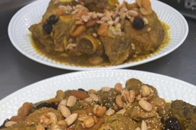 Plateau de canapés variés avec garnitures colorées, incluant crevettes, fromage, légumes, œufs de poisson et herbes.