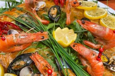 Plateau de canapés variés avec garnitures colorées, incluant crevettes, fromage, légumes, œufs de poisson et herbes.