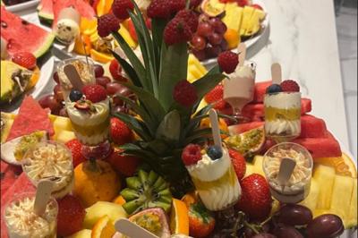 Plateau de canapés variés avec garnitures colorées, incluant crevettes, fromage, légumes, œufs de poisson et herbes.