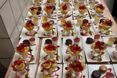 Plateau de canapés variés avec garnitures colorées, incluant crevettes, fromage, légumes, œufs de poisson et herbes.