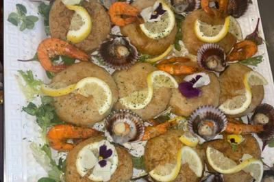 Plateau de canapés variés avec garnitures colorées, incluant crevettes, fromage, légumes, œufs de poisson et herbes.