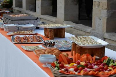 Plateau de canapés variés avec garnitures colorées, incluant crevettes, fromage, légumes, œufs de poisson et herbes.