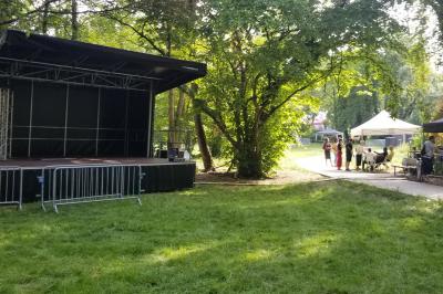 Un bus stationné de nuit devant un bâtiment illuminé, avec des passants en arrière-plan.