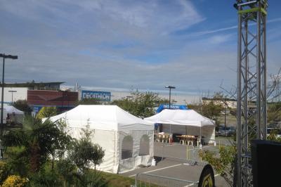 Un bus stationné de nuit devant un bâtiment illuminé, avec des passants en arrière-plan.