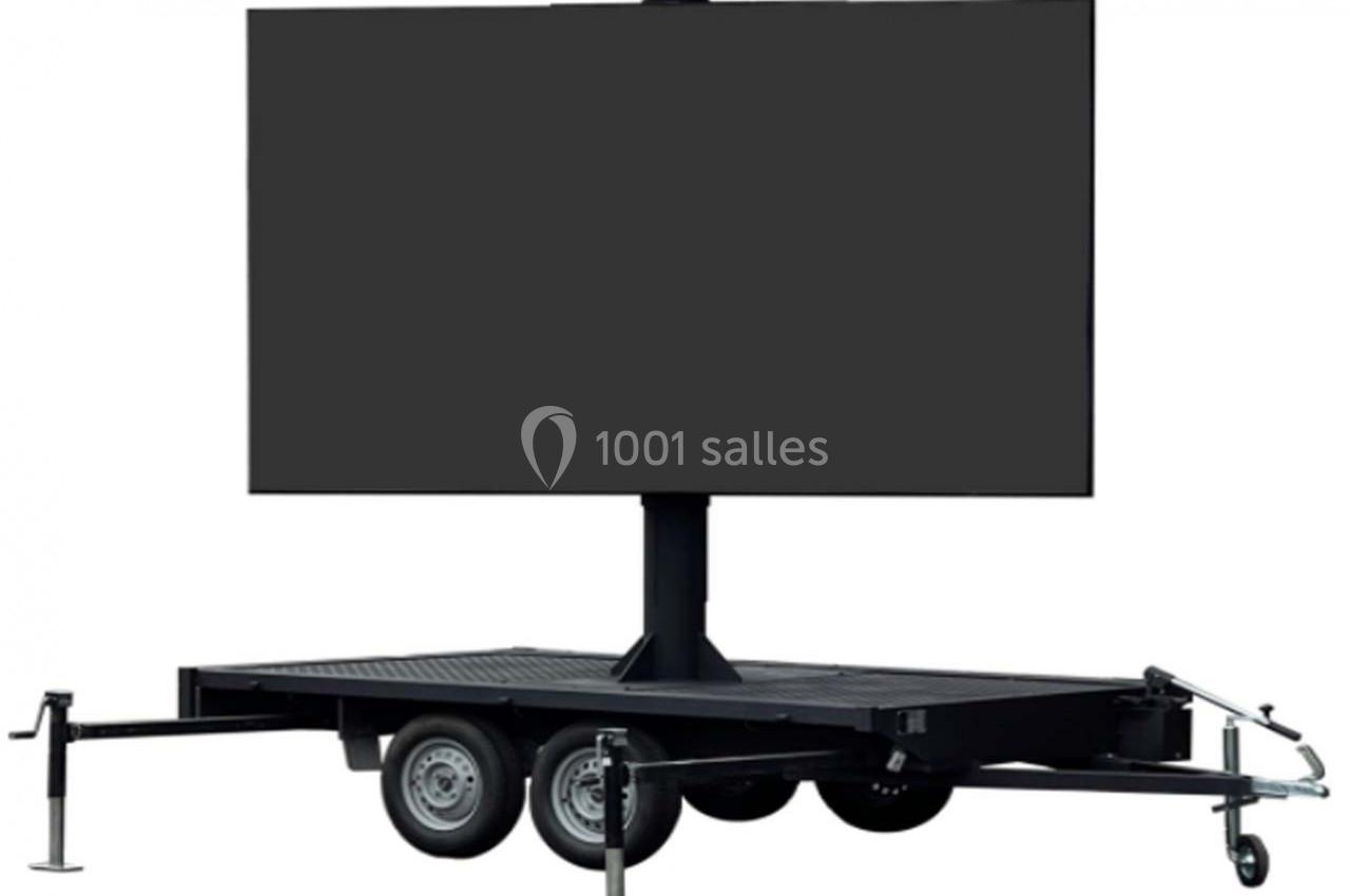 Écran géant noir monté sur une remorque avec stabilisateurs déployés.
