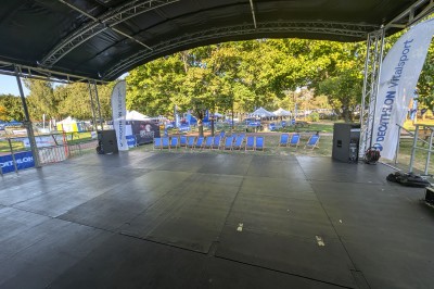 Miniature Equinoxe #134 Un bus stationné de nuit devant un bâtiment illuminé, avec des passants en arrière-plan.