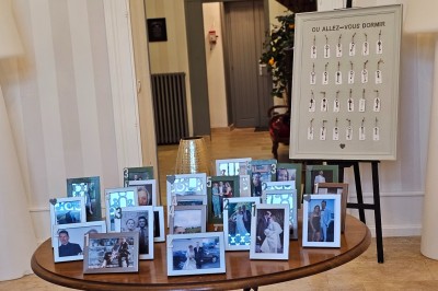 Vue aérienne d'un manoir entouré de jardins, avec des bâtiments annexes et des champs à proximité.