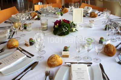Façade d'une maison ancienne avec volets en bois, entourée de végétation sous un ciel dégagé.