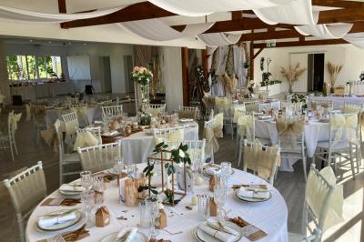 Logo de Tahir Réception avec les lettres ’TR’ dorées dans un cercle, accompagné du slogan ’Créateur d'émotions’.