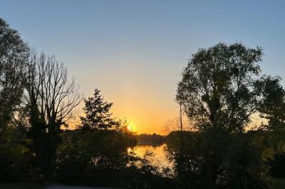 Logo de Tahir Réception avec les lettres ’TR’ dorées dans un cercle, accompagné du slogan ’Créateur d'émotions’.