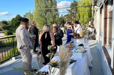 Logo de Tahir Réception avec les lettres ’TR’ dorées dans un cercle, accompagné du slogan ’Créateur d'émotions’.