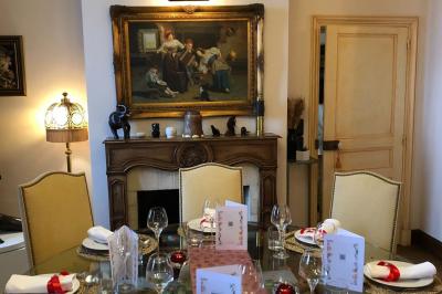 Champ d'oliviers verdoyants sous un ciel clair, entouré de collines et de végétation méditerranéenne.