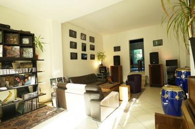 Groupe de personnes discutant et partageant un moment convivial en extérieur, éclairé par une lumière nocturne.