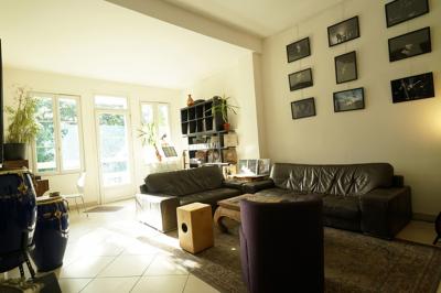 Groupe de personnes discutant et partageant un moment convivial en extérieur, éclairé par une lumière nocturne.