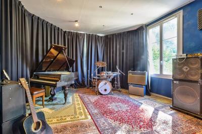 Groupe de personnes discutant et partageant un moment convivial en extérieur, éclairé par une lumière nocturne.