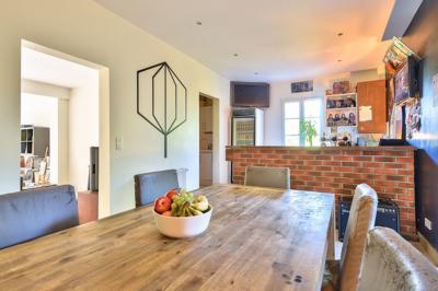 Groupe de personnes discutant et partageant un moment convivial en extérieur, éclairé par une lumière nocturne.