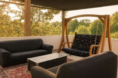 Salle sombre avec éclairage rouge et bleu, une estrade avec équipement audio et un tapis mural en arrière-plan.