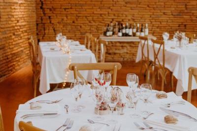 Piscine rectangulaire entourée de dalles et pelouse, avec un grand arbre en arrière-plan sous un ciel dégagé.