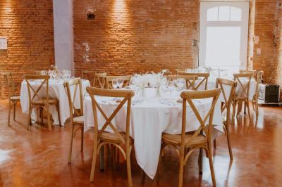 Piscine rectangulaire entourée de dalles et pelouse, avec un grand arbre en arrière-plan sous un ciel dégagé.