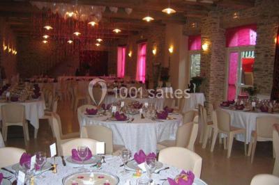 Vue aérienne d'un domaine rural avec bâtiments en pierre, cour centrale, champs, étang et arbres environnants.