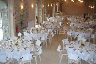 Vue aérienne d'un domaine rural avec bâtiments en pierre, cour centrale, champs, étang et arbres environnants.