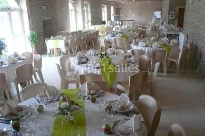 Vue aérienne d'un domaine rural avec bâtiments en pierre, cour centrale, champs, étang et arbres environnants.