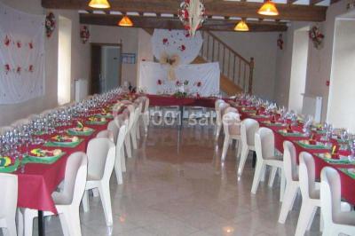 Vue aérienne d'un domaine rural avec bâtiments en pierre, cour centrale, champs, étang et arbres environnants.