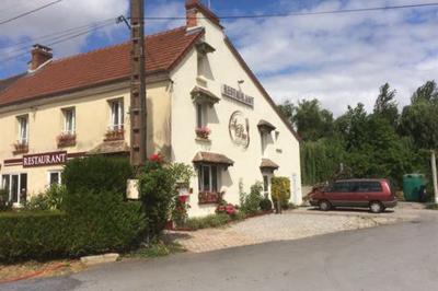 Salle de réception décorée pour un événement, avec tables rondes dressées et un écran de projection allumé.