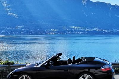 Miniature David J. Location #14 Six voitures blanches et noires alignées sur un parking, disponibles pour des locations de courte durée.