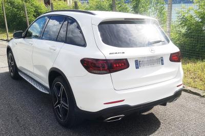 Miniature David J. Location #11 Six voitures blanches et noires alignées sur un parking, disponibles pour des locations de courte durée.