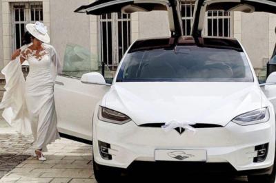 Miniature David J. Location #2 Six voitures blanches et noires alignées sur un parking, disponibles pour des locations de courte durée.