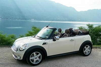 Miniature David J. Location #16 Six voitures blanches et noires alignées sur un parking, disponibles pour des locations de courte durée.