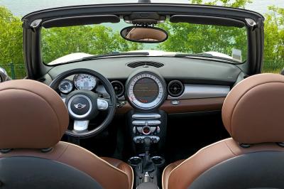 Miniature David J. Location #18 Six voitures blanches et noires alignées sur un parking, disponibles pour des locations de courte durée.