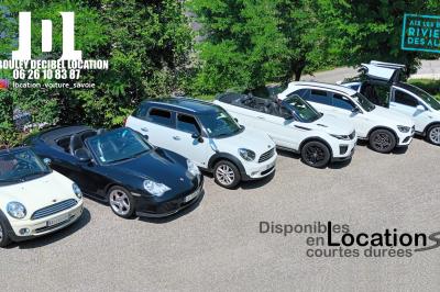 Miniature David J. Location #19 Six voitures blanches et noires alignées sur un parking, disponibles pour des locations de courte durée.