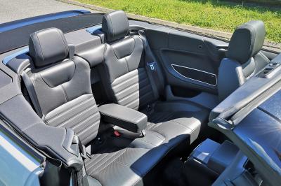 Six voitures blanches et noires alignées sur un parking, disponibles pour des locations de courte durée.