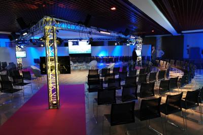 Miniature Location salle Chouilly (Marne) - Champagne Nicolas Feuillatte #3 Salle de réception avec tables rondes dressées pour un repas, entourées de chaises, près de grandes baies vitrées.