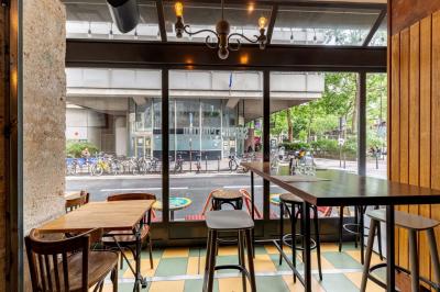 Façade d'une brasserie avec terrasse, tables occupées, menus affichés et enseigne ’Le Royal’ visible.