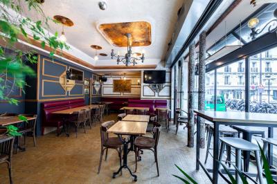 Façade d'une brasserie avec terrasse, tables occupées, menus affichés et enseigne ’Le Royal’ visible.